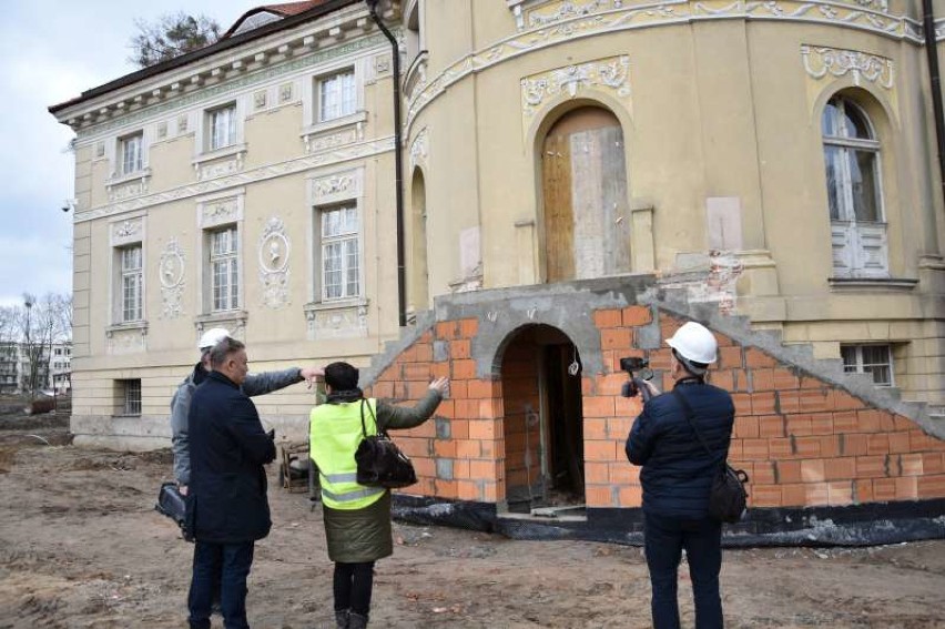 Powiat ostrowski: Pałac Lipskich w Lewkowie. Będzie gotowy w 2021 (FOTO)