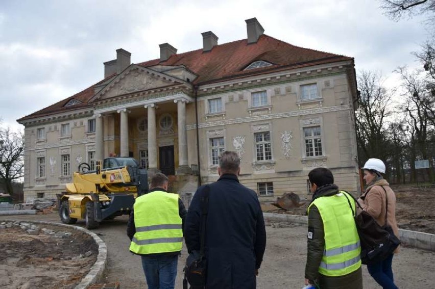 Powiat ostrowski: Pałac Lipskich w Lewkowie. Będzie gotowy w 2021 (FOTO)