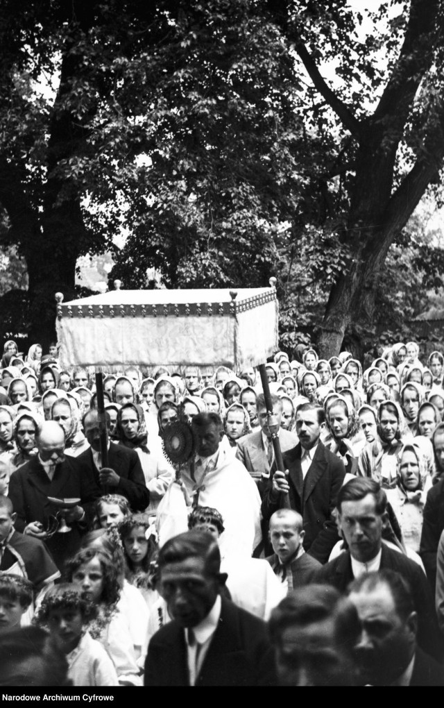 Tak wyglądały procesje Bożego Ciała w latach 1939-1977 w różnych częściach Polski.