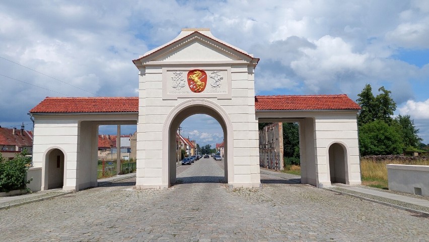 Atrakcyjne miejsca niedaleko Żagania. Pałac Brühla w Brodach. Ruiny straszą, ale hotel zaprasza