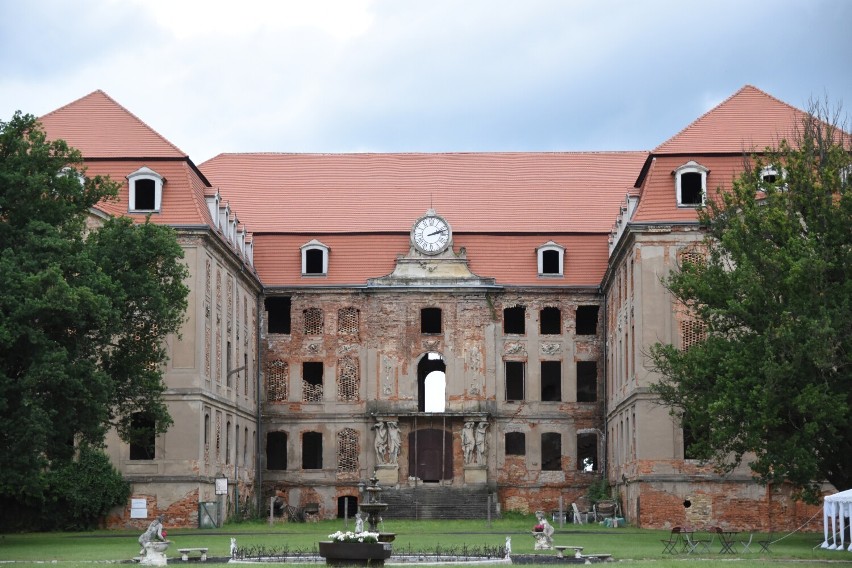 Atrakcyjne miejsca niedaleko Żagania. Pałac Brühla w Brodach. Ruiny straszą, ale hotel zaprasza