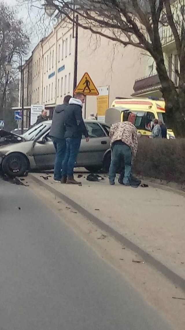 Rozbite trzy samochody, uszkodzona latarnia, ranna kobieta, idąca chodnikiem - to efekt wypadku, do którego doszło w poniedziałek 13 marca w Aleksandrowie Kujawskim.
