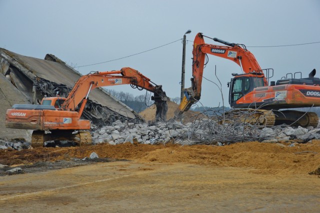 Wyburzanie wiaduktów na A1 na odcinku Tuszyn - Piotrków. Na zdjęciu wyburzanie obiektów Srock - Wodzinek oraz Przydatki - Doły Brzeskie,