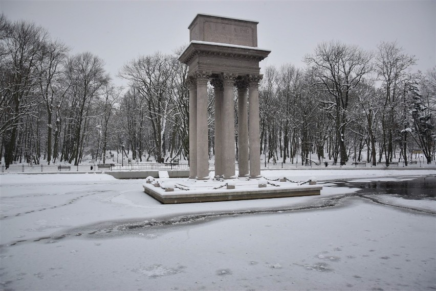 W Parku Strzeleckim, na środku stawu znajduje się mauzoleum...