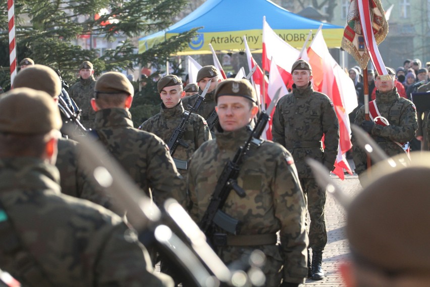 Na Placu Bartosza Głowackiego w Tarnobrzegu  „Terytorialsi” wypowiedzieli rotę przysięgi wojskowej. Było bardzo uroczyście (duzo zdjęć)