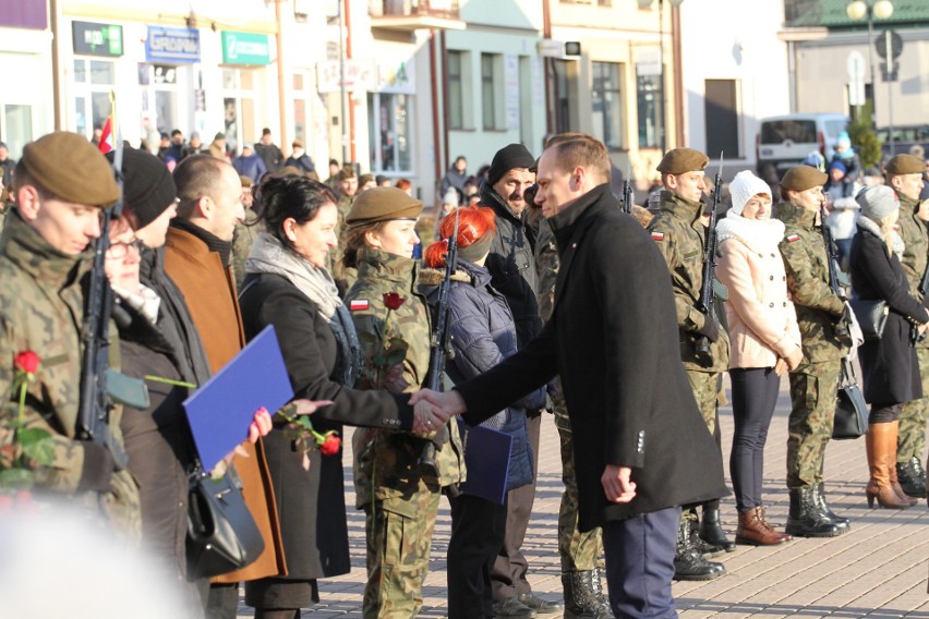 Na Placu Bartosza Głowackiego w Tarnobrzegu  „Terytorialsi” wypowiedzieli rotę przysięgi wojskowej. Było bardzo uroczyście (duzo zdjęć)