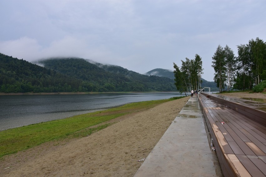 Na brzegu Klimkówki praca wre. Trwa budowa wiaty, będą plaże kompaktowe, ścieżka [ZDJĘCIA]