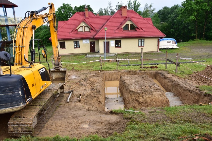 Na brzegu Klimkówki praca wre. Trwa budowa wiaty, będą plaże kompaktowe, ścieżka [ZDJĘCIA]