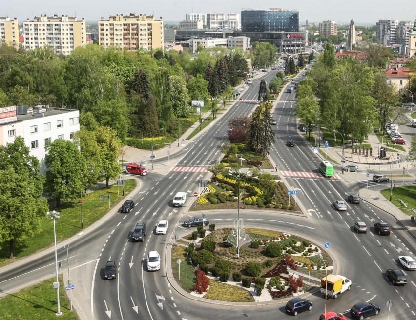 Rzeszów dawniej vs dziś. Zobacz porównanie na zdjęciach. Niektóre miejsca zmieniły się nie do poznania!