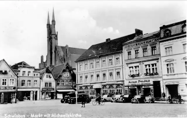 Świebodzin: Chyba najładniejsza architektonicznie część dawnego Świebodzina - Markt Osten - pl. Jana Pawła II, strona wschodnia.