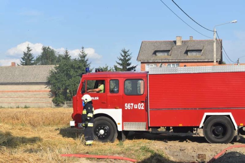 Pożar słomy po kombajnie na polu między Starym a Nowym Oleścem