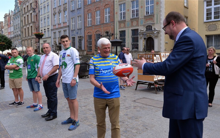 Bili rekord Guinnessa w Gdańsku. 500 osób podawało sobie piłkę do rugby [WIDEO, ZDJĘCIA]