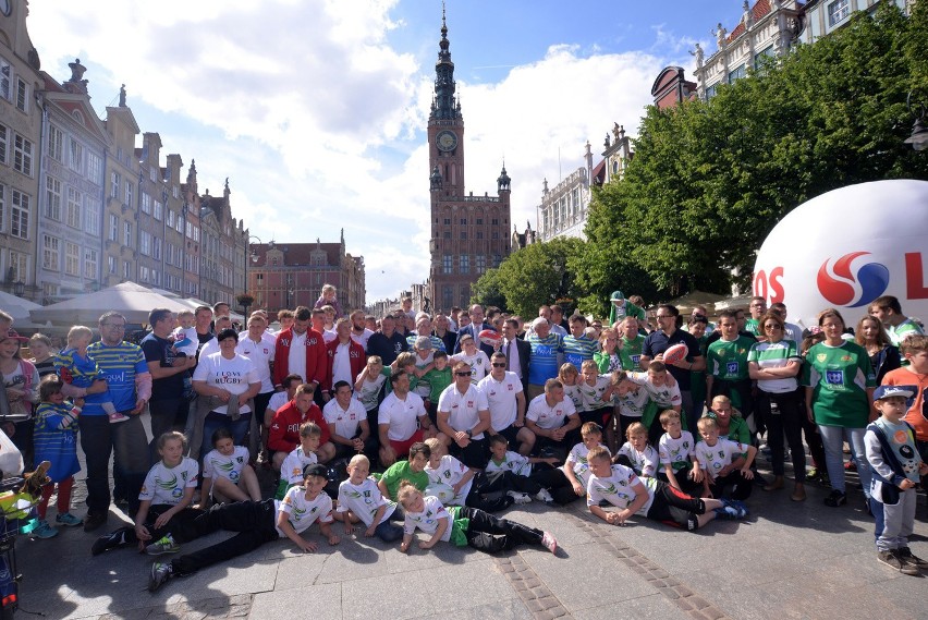 Bili rekord Guinnessa w Gdańsku. 500 osób podawało sobie piłkę do rugby [WIDEO, ZDJĘCIA]