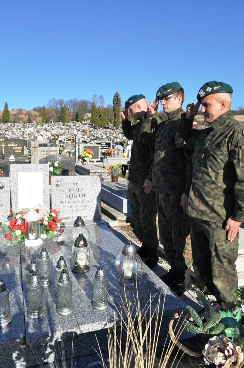 Żołnierze zapalili znicze na grobach bohaterów (ZDJĘCIA)