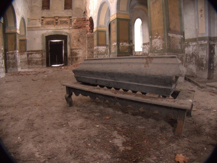 Opuszczony kościół - wygląda jak z horroru [ZDJĘCIA]. Budynek wciąż czeka na ratunek