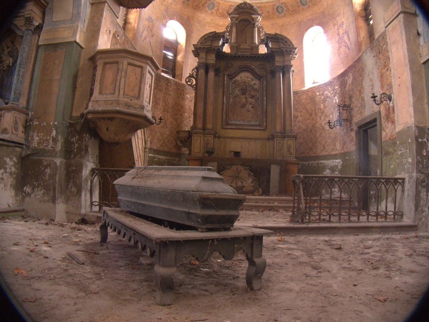 Opuszczony kościół - wygląda jak z horroru [ZDJĘCIA]. Budynek wciąż czeka na ratunek