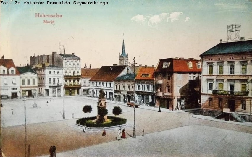 Widok Rynku z pomnikiem Germanii. Z lewej strony...