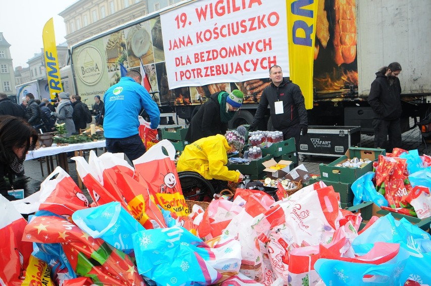 Kraków. Wigilia dla bezdomnych na Rynku Głównym [WIDEO, ZDJĘCIA]