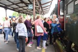 Stacja PKP w Żarach w końcu zapełniła się podróżnymi. Widzieliście wjazd pociągu retro  ?