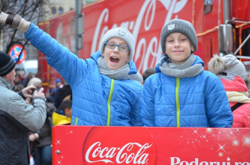 Głogów: Świąteczna Ciężarówka Coca- Coli zaparkowała przy ratuszu