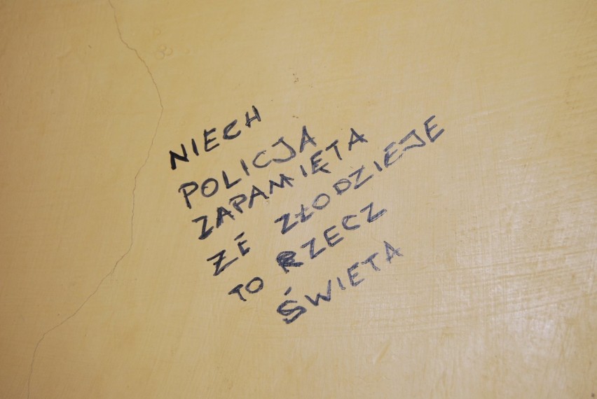 "Dzieła" osadzonych w opuszczonym areszcie w woj. śląskim. Zobacz co pisali po ścianach