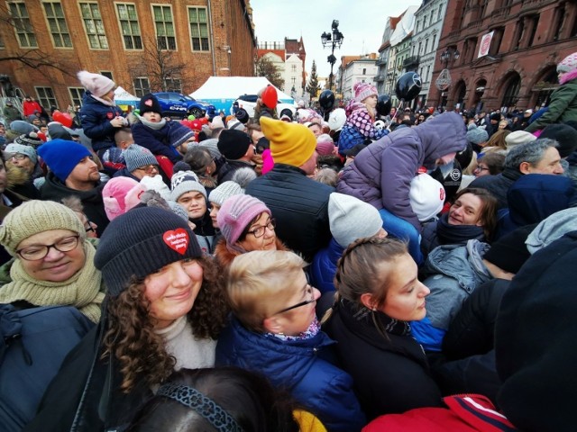 482 osoby ścisnęły się w sercu o powierzchni 20 metrów kwadratowych. Serce zostało wyrysowane według wzoru opracowanego przez matematyków z UMK. Nie udało się pobić zeszłorocznego rekordu - wtedy było to 914 osób. To zapewniło miastu zwycięstwo w konkursie dla orkiestrowych sztabów. Dzięki temu Toruń w zeszłym roku dostał specjalistyczny sprzęt o wartości 50 tys. zł.

Zobacz też:

WOŚP 2020. Wolontariusze na ulicach Torunia
Rowerowa Masa Krytyczna dla WOŚP

NowosciTorun