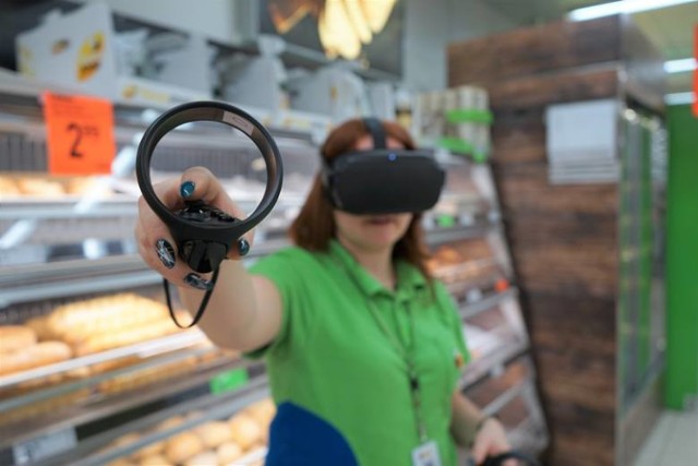 Biedronka testuje okulary z wirtualną rzeczywistością. Nauczą pracowników, jak wypiekać chleb i bułki