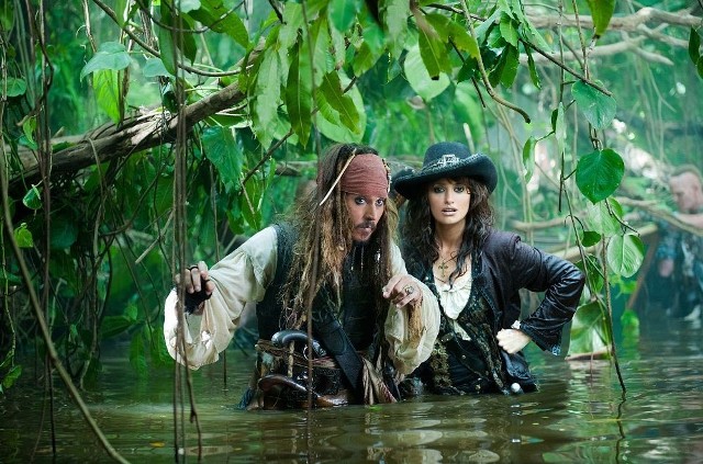 Jack Sparrow nie ustaje w poszukiwaniach źródła młodości. Przed kolejną wyprawą zostaje pojmany przez Anglików. Chcą oni, by dołączył do dowodzonej przez jego wroga, Hectora Barbossę, rządowej ekspedycji, która także chce odnaleźć mityczne źródło. Jackowi udaje się uciec, ale to dopiero początek niesamowitych przygód, które go czekają. W portowej tawernie spotyka dawną znajomą, Angelikę, córkę okrutnego pirata, Czarnobrodego. Kobieta i jej ojciec postanawiają wykorzystać Jacka i z jego pomocą dotrzeć do źródła młodości.  "Piraci z Karaibów: Na nieznanych wodach" - Polsat, godz. 20:05Program TV został dostarczony i opracowany przez media-press.tv