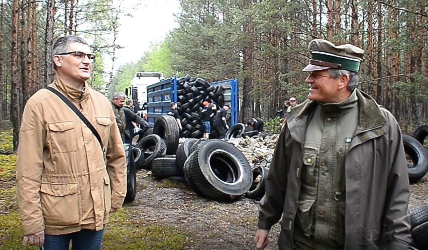 Dwie firmy zajęły się uprzątnięciem i utylizacją opon...