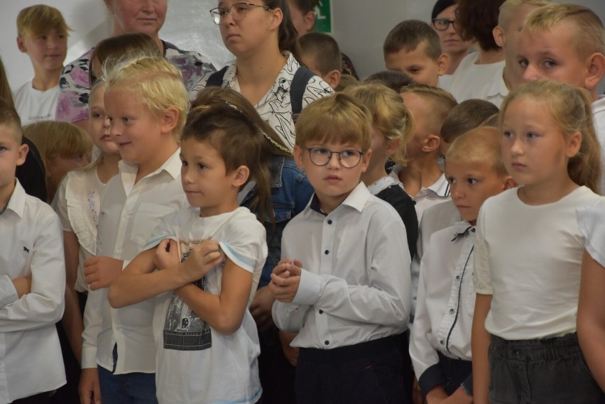 Rozpoczęcie roku szkolnego w Szkole Podstawowej im. Jana Pawła II w Ptaszkowie