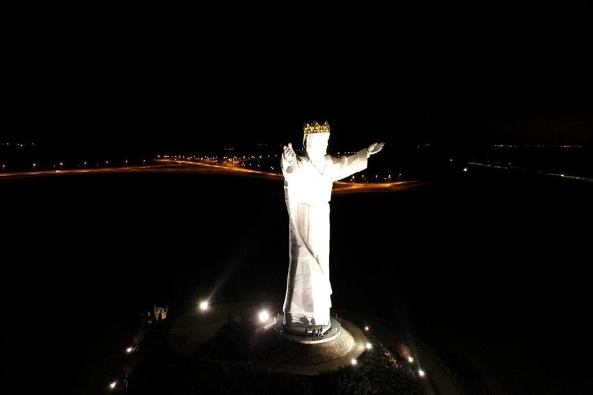 Nocą pomnik Chrystusa Króla robi jeszcze większe wrażenie