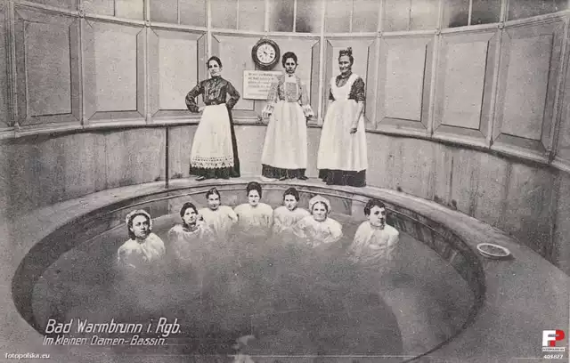 Lata 1900-1910. W małym  basenie kuracji zażywały tylko panie. Zobaczcie na slajdach inne zdjęcia z dawnego uzdrowiska Cieplice Śląskie-Zdrój.