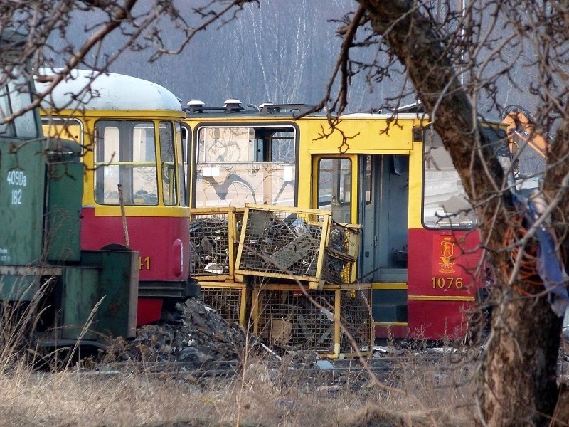 Cmentarzysko tramwajów na Utracie: Czy wiecie co dzieje się z wysłużonymi wagonami?