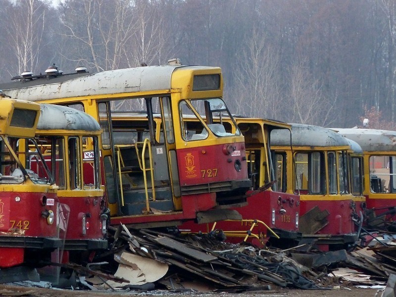 Cmentarzysko tramwajów na Utracie: Czy wiecie co dzieje się z wysłużonymi wagonami?