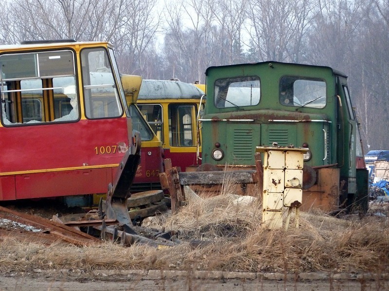 Cmentarzysko tramwajów na Utracie: Czy wiecie co dzieje się z wysłużonymi wagonami?