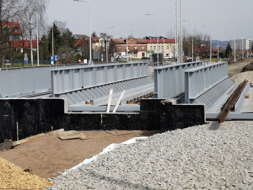 Chrzanów. 1 maja otwarty zostanie wiadukt na ul. 29 Listopada. Trwa budowa tymczasowej drogi [ZDJĘCIA, WIDEO] 