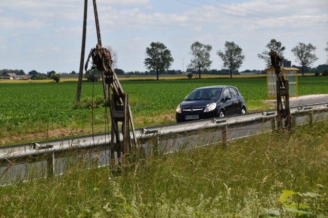 Tak obecnie prezentuje się trasa kolejowa pomiędzy Śremem a Czempiniem. Niestety w wielu miejscach tory są całkowicie pozarastane, a dawne dworce kolejowe najlepsze lata mają już za sobą. Rewitalizacja linii kolejowej Śrem-Czempiń, to kwestia rozwiązania również innych problemów, jak chociażby liczne przejazdy w Psarskiem oraz bliskość jezdni. Wszystkie te i inne kwestie z pewnością zostaną ujęte w dokumentacji, którą ma przygotować warszawskie konsorcjum.