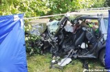 Tragiczny wypadek na trasie śmierci, między Zieloną Górą a Nowogrodem Bobrzańskim. Auto dosłownie roztrzaskało się na drzewie