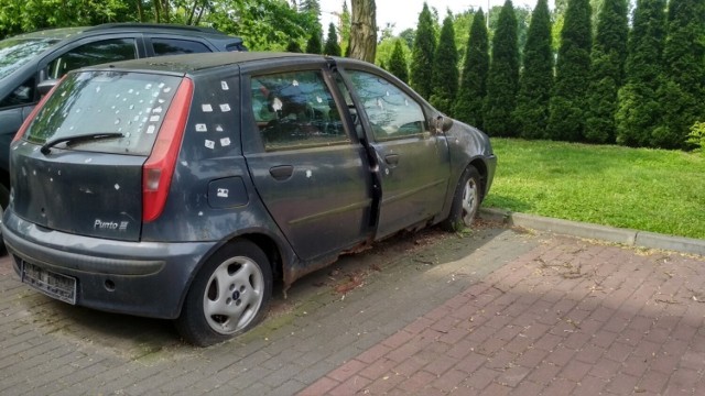 Niebezpieczne wraki pojazdów na osiedlu Słoneczne Tarasy