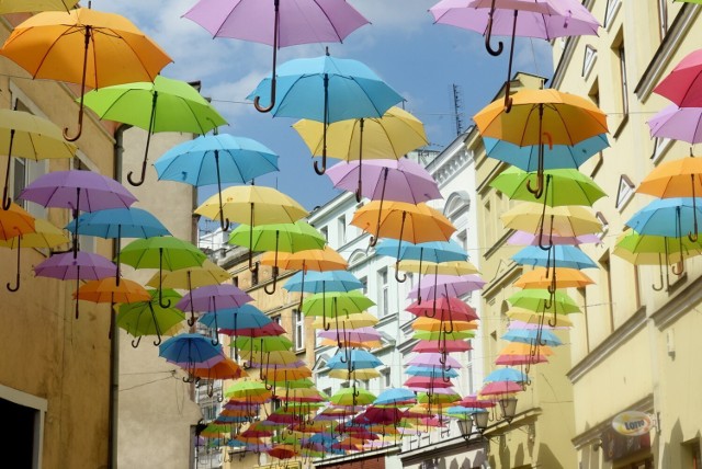 Parasolki nad ulicą Kilińskiego prezentują się bajecznie. Warto przyjść też wieczorem, kiedy ożywa architektura, one również zyskują dodatkowy urok