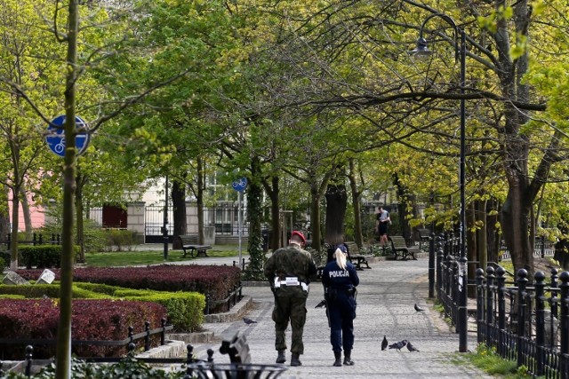 Za tydzień w Polsce nowych zakażeń koronawirusem może być nawet 25 tysięcy dziennie - to dwa razy więcej niż obecnie. - To scenariusz gorszy od czarnego. Jeden z dwóch, jakie bierzemy pod uwagę - przyznaje minister zdrowia Adam Niedzielski. Tłumaczy, że jeśli wprowadzone dotąd obostrzenia zaczną przynosić efekt, przyrost zakażeń zatrzyma się na obecnym poziomie. Ale jeśli plan rządu nie zadziała, dzienna liczba nowych zakażeń nadal będzie rosła w ogromnym tempie.

Co wtedy? - Głęboki lockdown - nie pozostawia złudzeń premier Mateusz Morawiecki. Rządowy zespół zarządzania kryzysowego już przygotowuje plan nowych obostrzeń, które mogą wejść w życie na początku listopada, jeśli koronawirus w Polsce nie wyhamuje.

Czego możemy się spodziewać? Jakie ograniczenia planuje rząd przy dalszym rozwoju epidemii? Zobacz na kolejnych slajdach, posługując się klawiszami strzałek, myszką lub gestami.