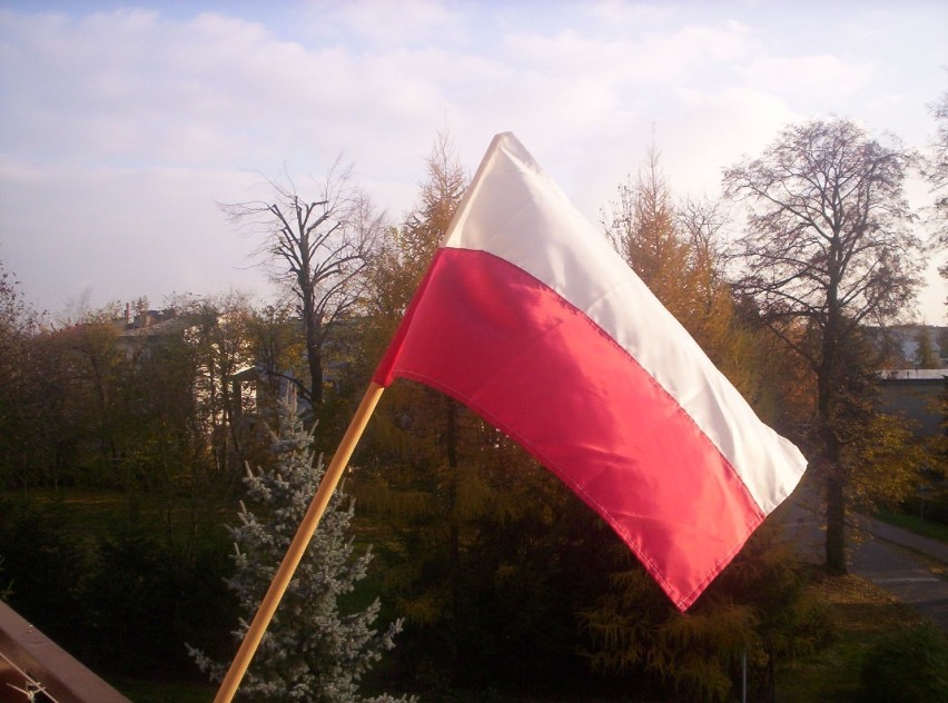 Dziś Dzień Flagi. Co wiemy o jej historii i prawidłowym wywieszaniu?