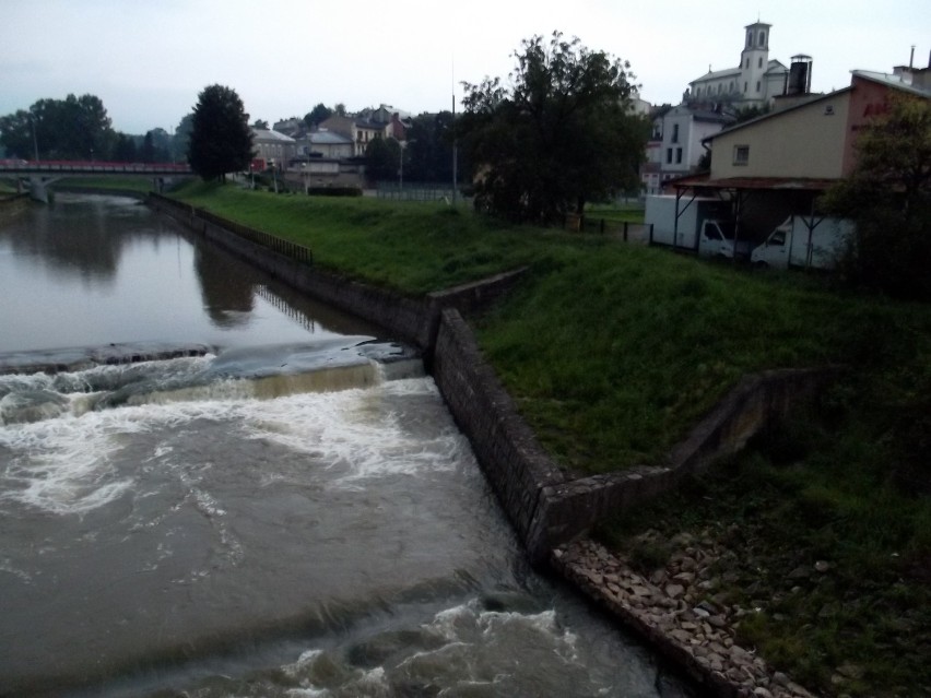 Gorlice:  W środku miasta wyrzucił zawartość kilku pełnych gruzu i odpadów budowlanych worków