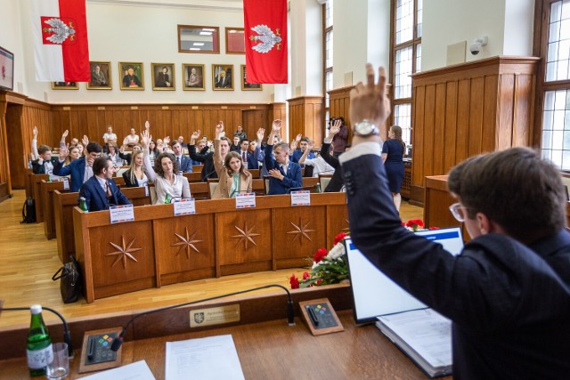 W młodzieżowym sejmiku zasiada m.in. Jan Kolczyński, jedyny przedstawiciel powiatu rypińskiego, a pierwszą przewodniczącą została Izabela Kożuch, reprezentująca powiat tucholski