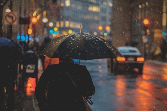 Czy deszcz będzie dzisiaj padać w Porębie? Warto sprawdzić szczegółową prognozę pogody dla Poręby, aby wiedzieć, czy zabierać ze sobą parasol.