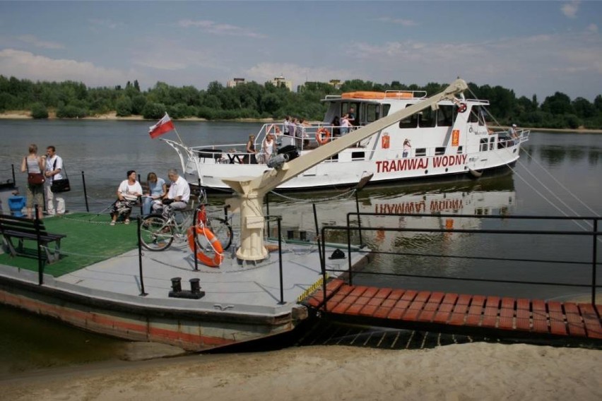 Inną propozycją na upalny dzień jest wyprawa promem po...