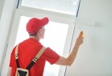 Porady: Jak wyrównać ściany gładziami gipsowymi? Dzięki technologiom i materiałom nawet na bardzo nierównych ścianach można stosować zaprawy