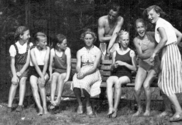 Rok 1954. Na basenie. Od lewej: Drabińska, nn, nn, Urszula Gronikowska, nn, Zofia Calińska, Stanisława Michniacka, Urszula Kaczmarek.