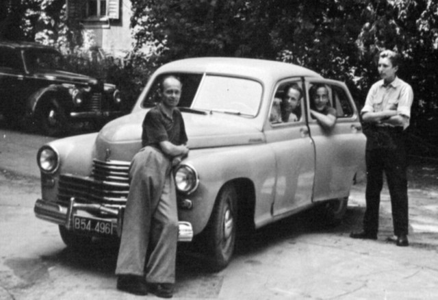 Rok 1958. Służbowa „warszawa”. Kierowca Jan Iwanowski (oparty o samochód).