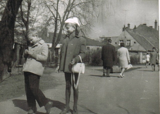 Pan Krzysztof pozuje z siostrą na ul. Strzeleckiej. Rok 1970.